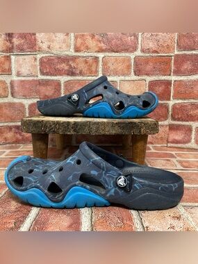 Crocs Men's Swiftwater Graphic Clogs in a blue and navy marble pattern Size 8.
